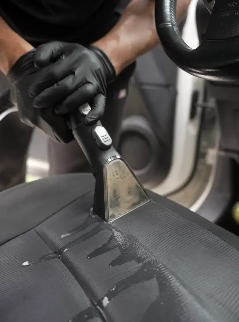 Nettoyage profondeur aspiration après shampoing des sièges - prestation premium intérieur automobile à domicile