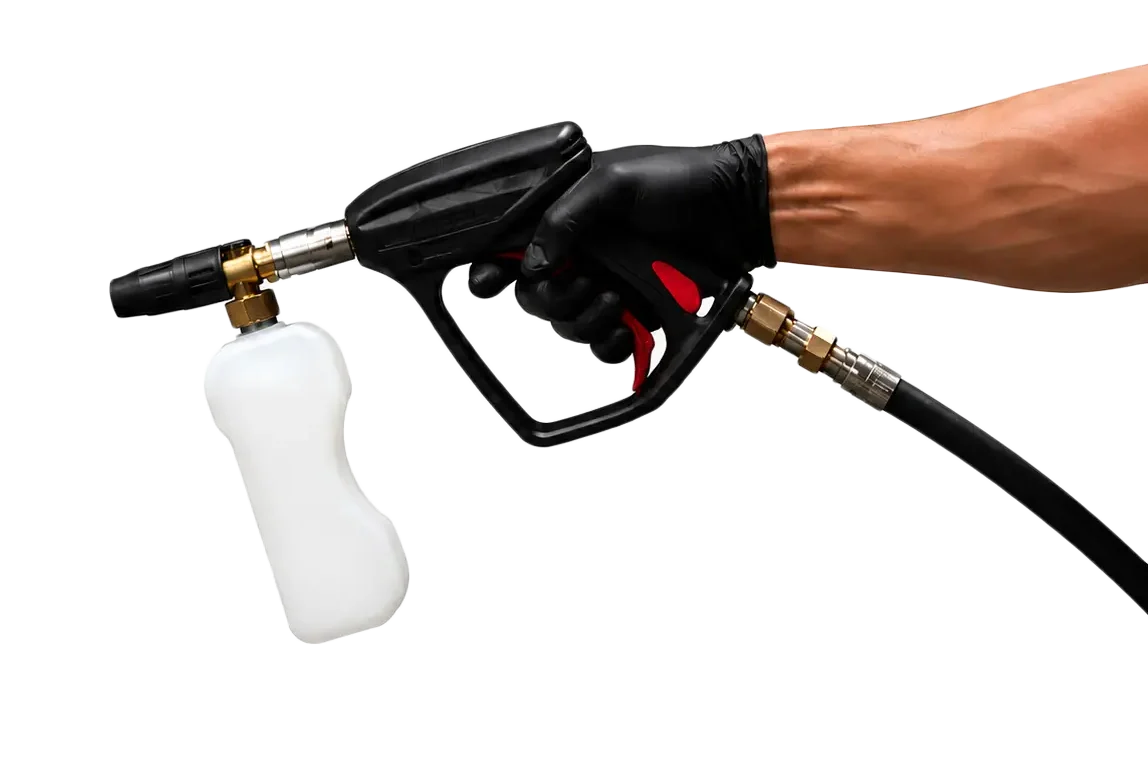 Main de Vinnie avec canon à ,mousse pour nettoyage automobile premium extérieur à domicile