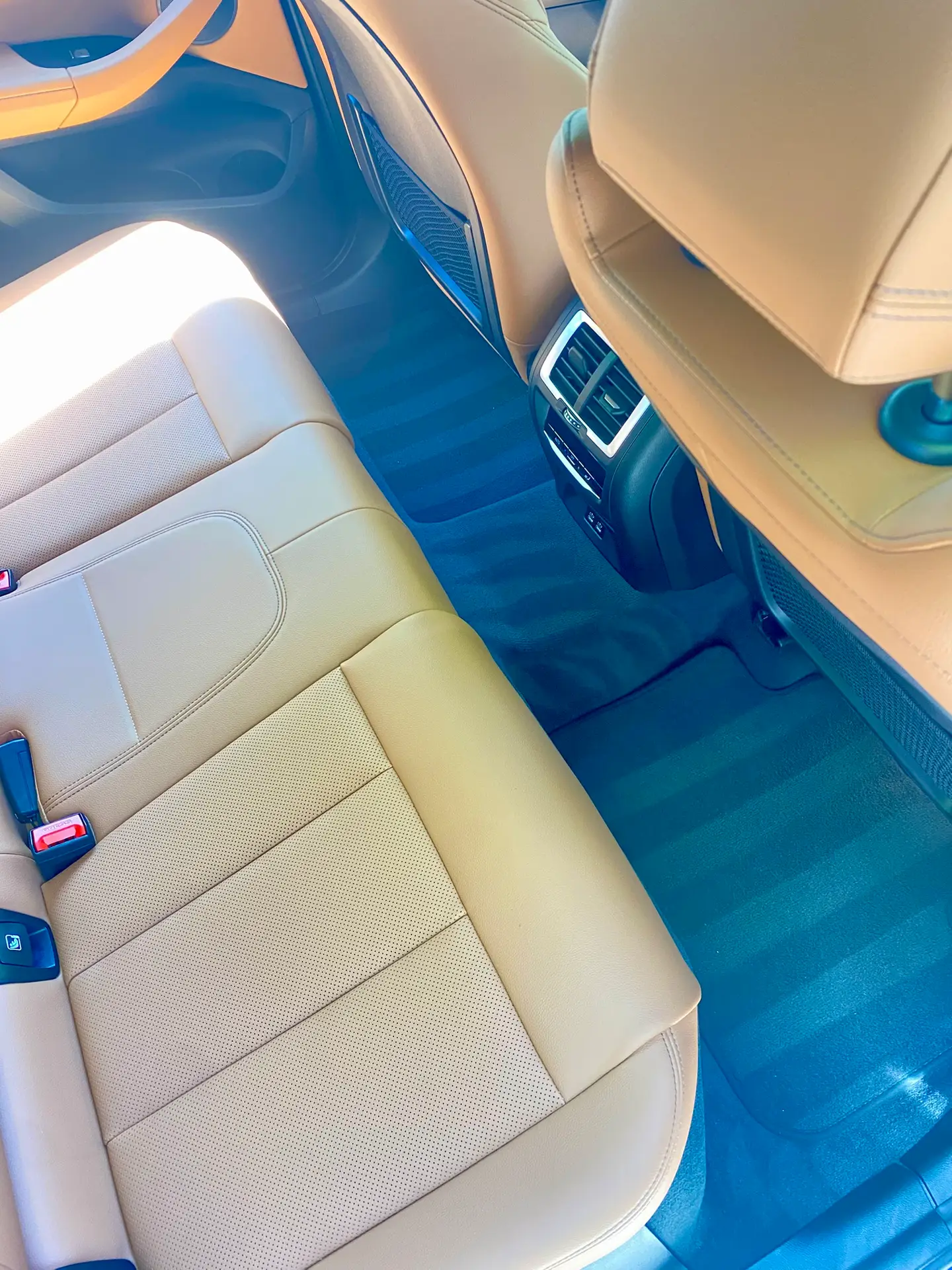 Shampoing des sièges cuir marron - prestation nettoyage automobile intérieur premium