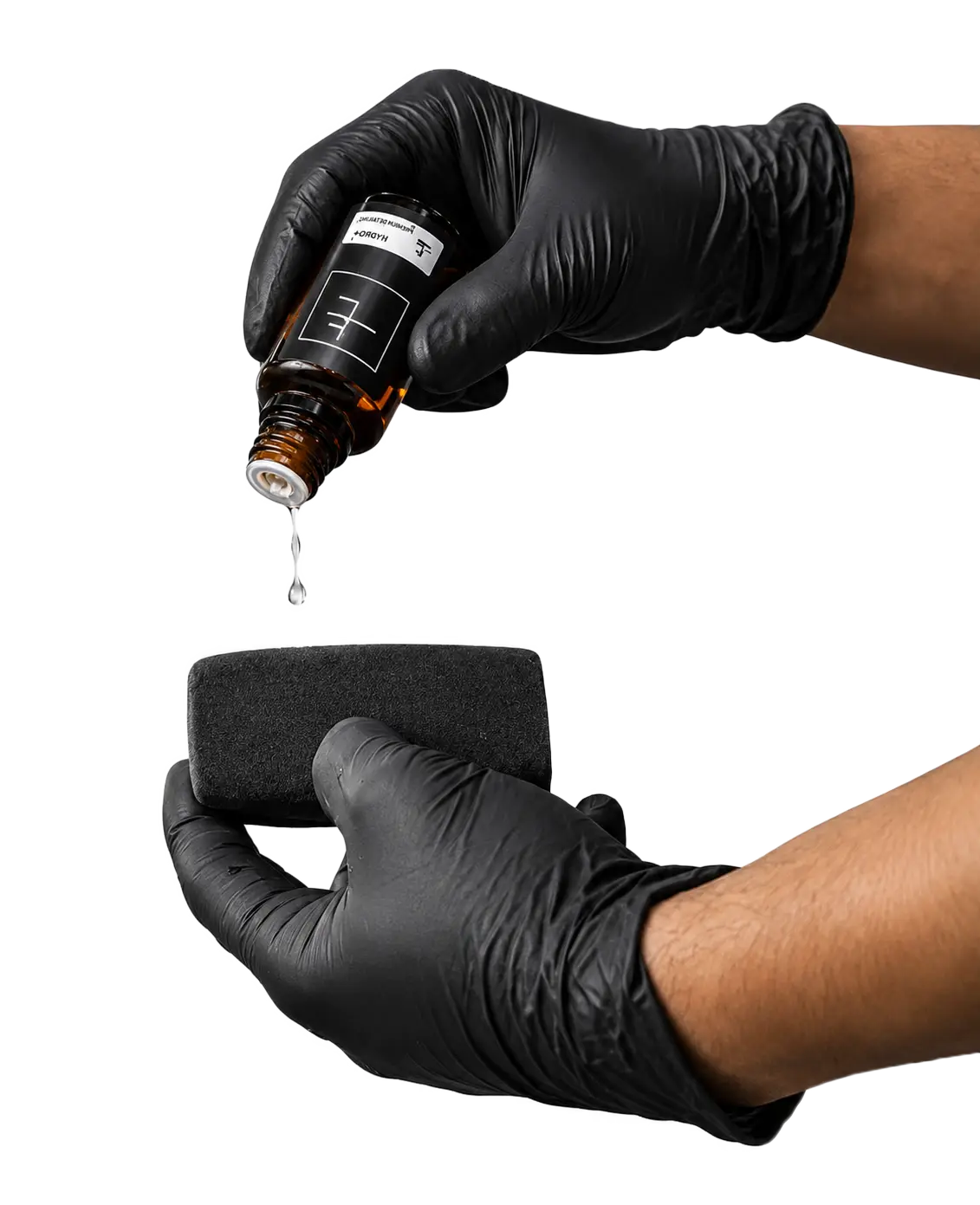 Mains de Vinnie avec produit et applicateur pour céramique