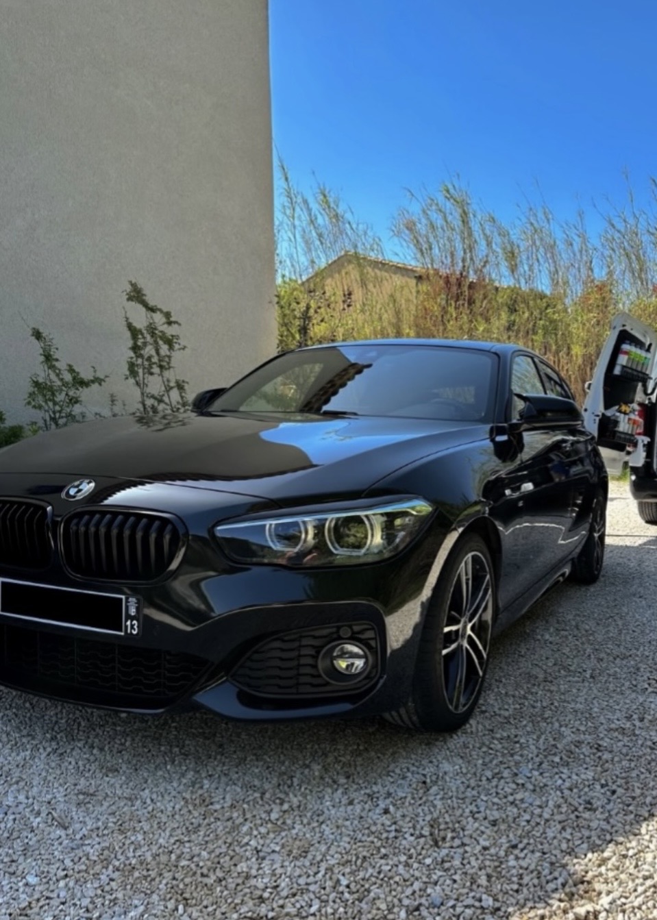 Prestation de nettoyage automobile premium intérieur/extérieur sur une voiture BMW noir