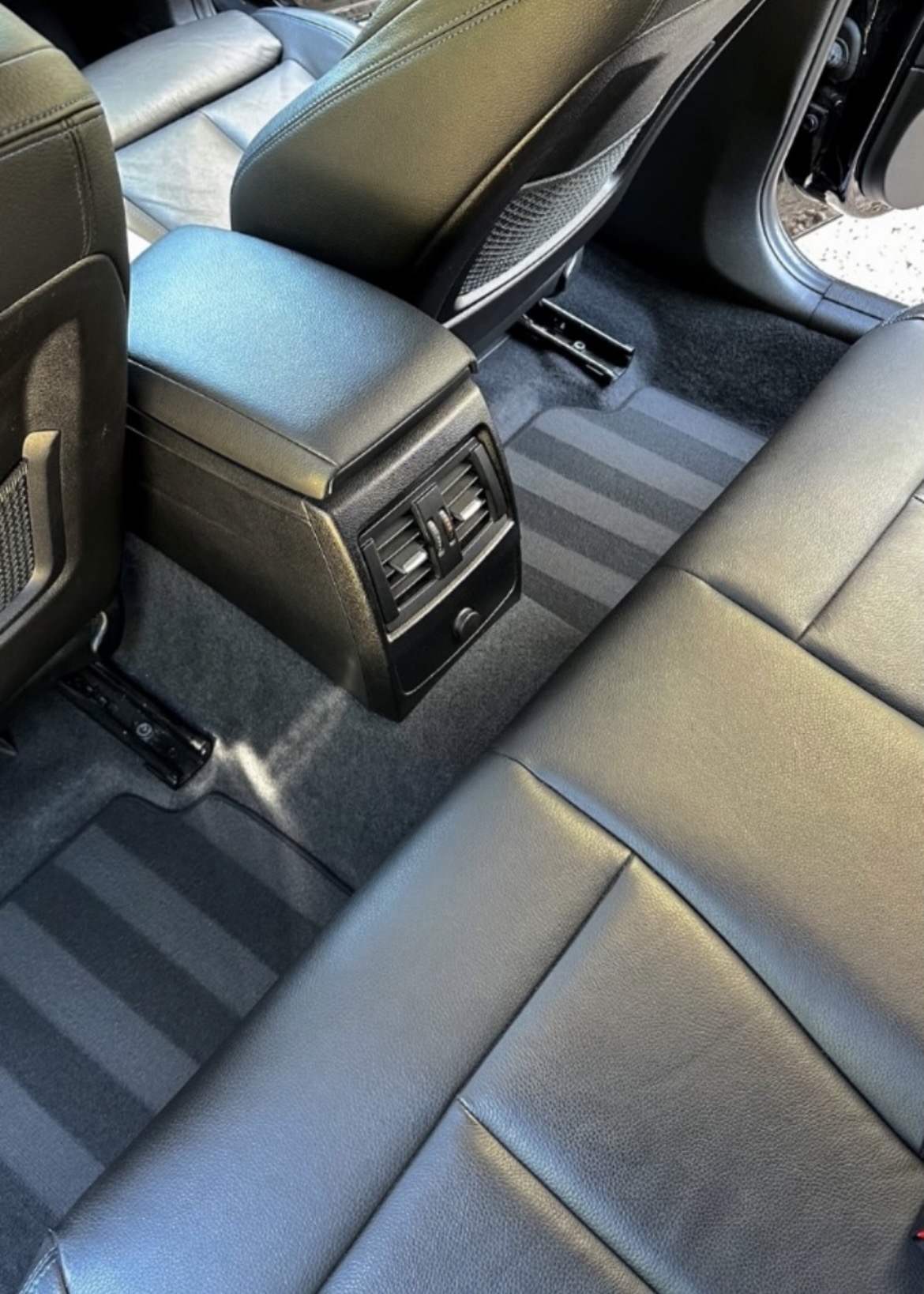 Nettoyage en profondeur de l'habitacle arrière - prestation nettoyage automobile intérieur