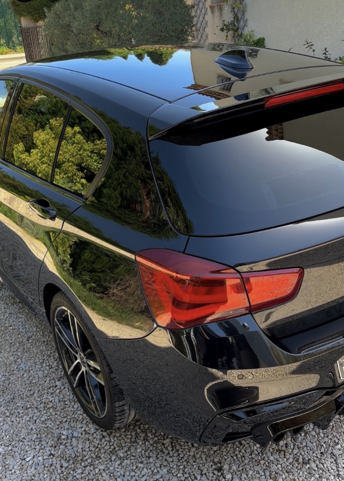 Prestation de nettoyage automobile premium intérieur/extérieur sur une voiture BMW vue arrière