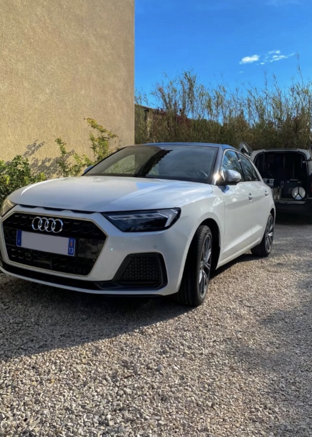 Prestation de nettoyage automobile premium intérieur/extérieur sur une voiture Audi blanche