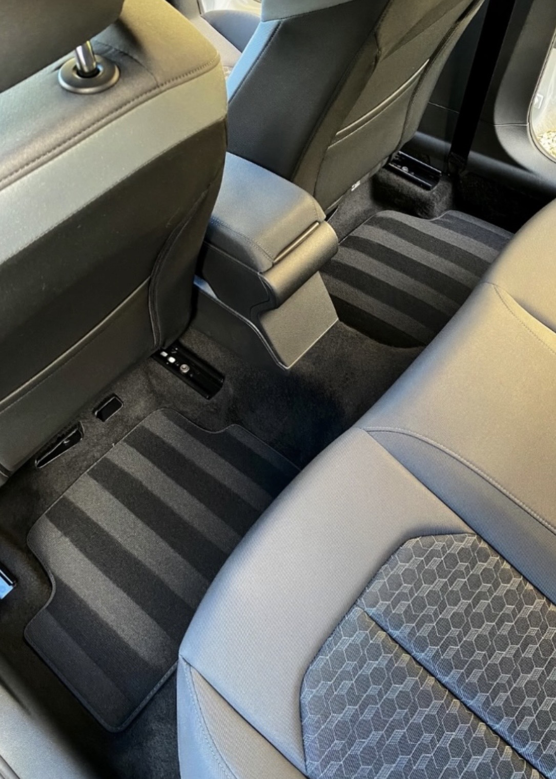 Nettoyage parfait et en profondeur de l'habitacle arrière - prestation nettoyage automobile intérieur