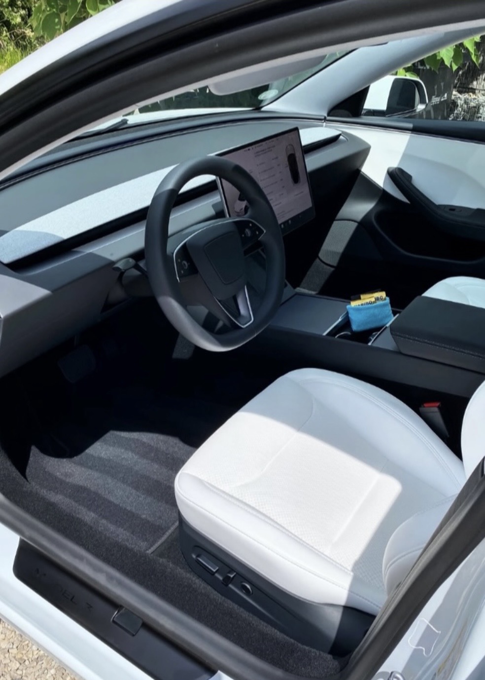 Nettoyage automobile professionnel de l'habitacle d'une Tesla - prestation premium intérieur