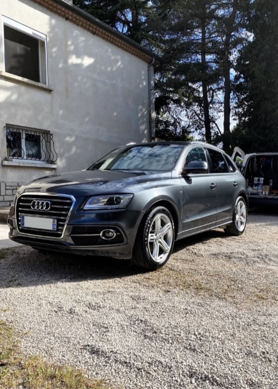 Prestation de nettoyage automobile premium intérieur/extérieur sur une voiture Audi Q5 noir