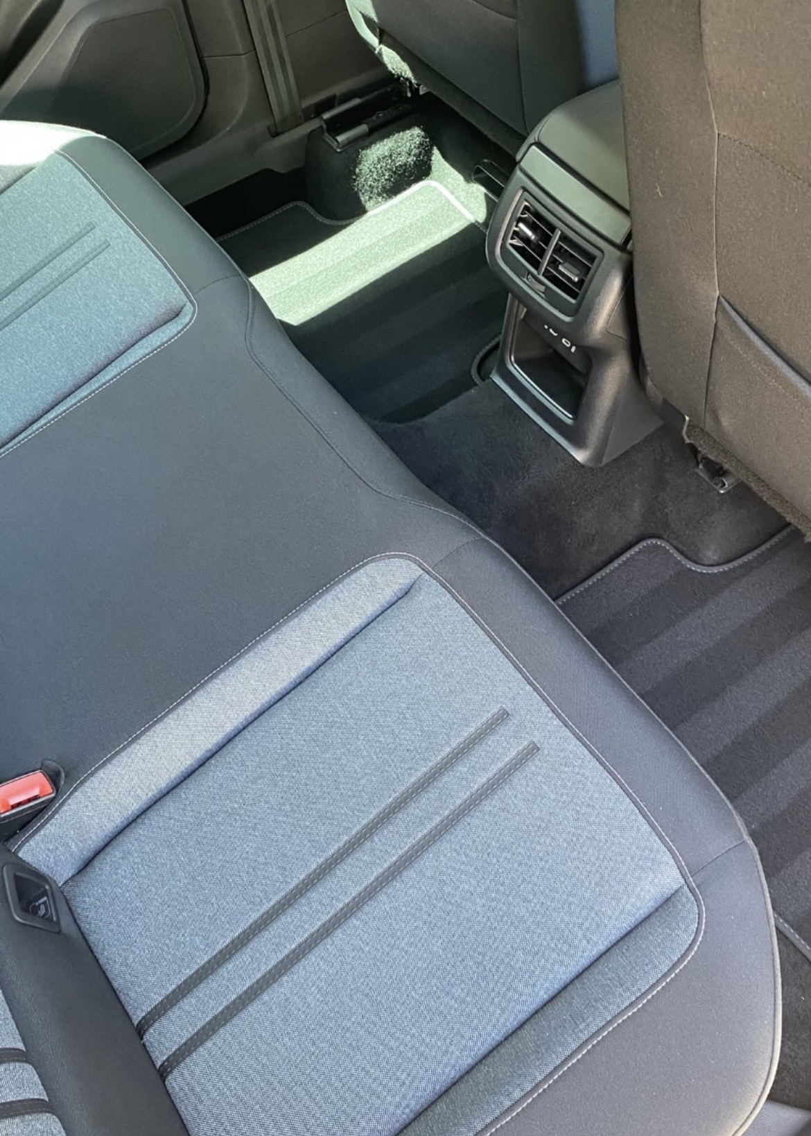 Résultat nettoyage habitacle arrière - prestation nettoyage automobile intérieur