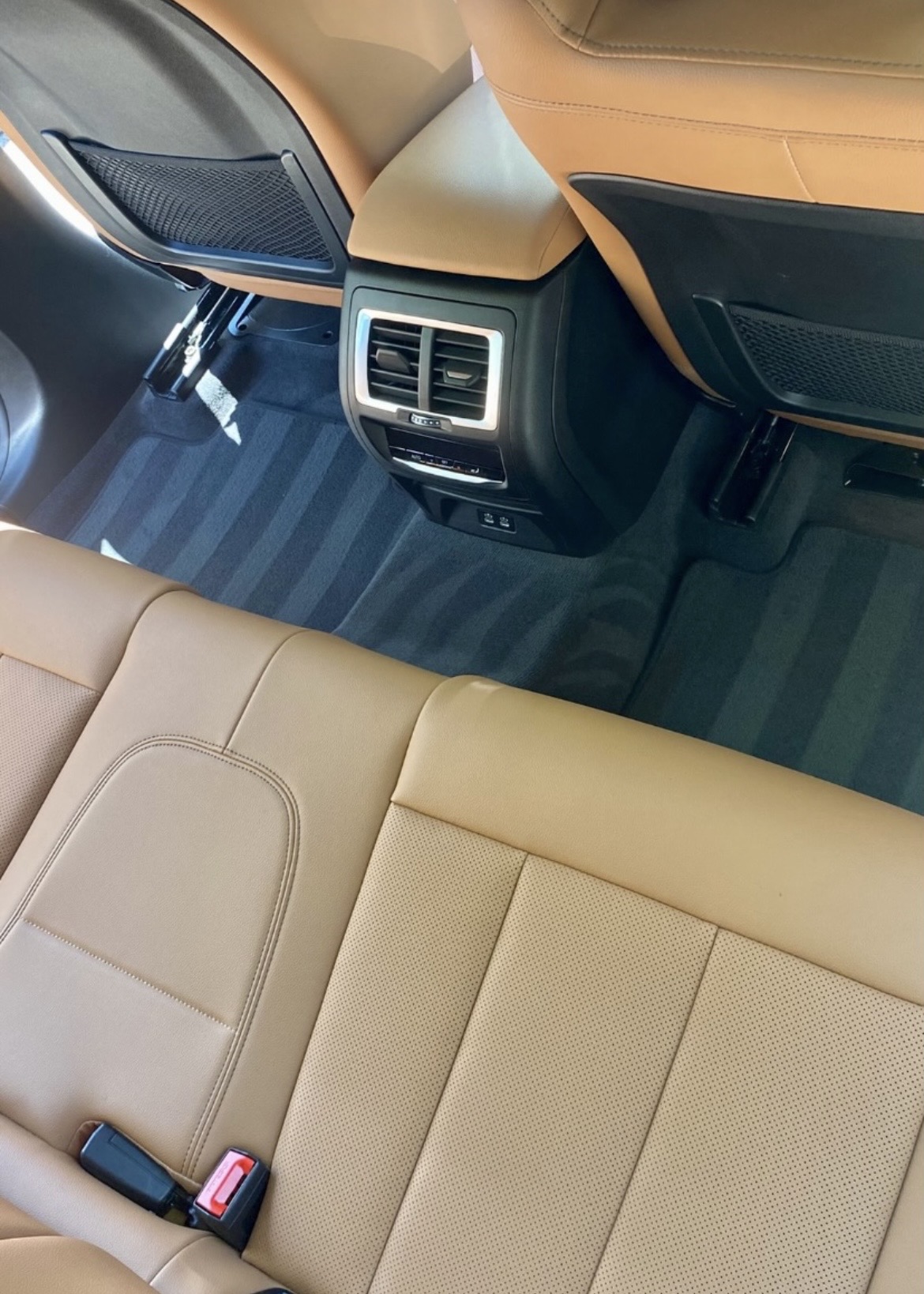 Shampoing des sièges cuir marron - prestation nettoyage automobile intérieur premium
