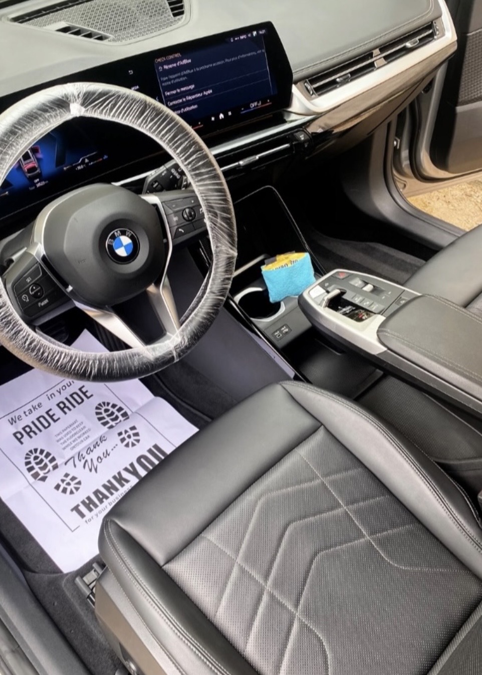 Nettoyage automobile professionnel de l'habitacle d'une BMW - vue conducteur - prestation nettoyage automobile intérieur